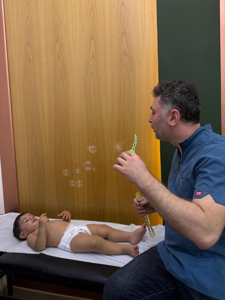 Fizioterapevt Ramazan Nəsirli müalicə seansı